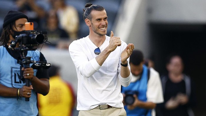 LOS ANGELES, CALIFORNIA - JULY 08:  Gareth Bale of Los Angeles FC waves to fans before a game against the Los Angeles Galaxy in the first half at Banc of California Stadium on July 08, 2022 in Los Angeles, California. (Photo by Ronald Martinez/Getty Images)