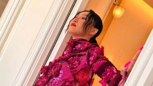 Serba Pink! Hwasa MAMAMOO Curi Perhatian di Roma