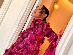 Serba Pink! Hwasa MAMAMOO Curi Perhatian di Roma