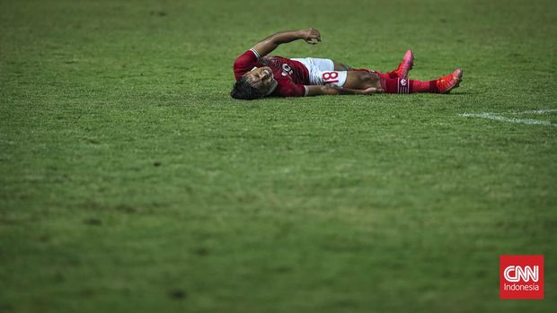 Pesepak bola Tim Nasional Indonesia U-19 Alfriyanto Nico terbaring kesakitan usai berebut bola dengan pesepak bola Tim Nasional Filipina U-19  dalam laga penyisihan Grup A Piala AFF U-19 2022 di Stadion Patriot Candrabhaga, Bekasi, Jawa Barat, Jumat, 8 Juli 2022.