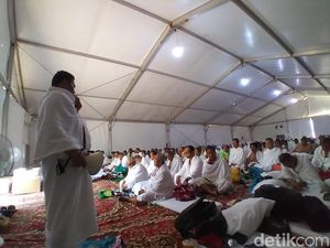 Jemaah Haji Asal Jabar Doakan Eril di Tanah Suci Jemaah Haji Asal Jabar Doakan Eril di Tanah Suci