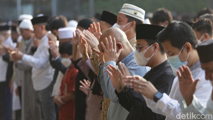 Jemaah Muhammadiyah Bekasi Gelar Salat Idul Adha di Cyber Park Jemaah Muhammadiyah melakukan sholat Idul Adha di Parkiran Bekasi Cyber Park, Kota Bekasi, Jawa Barat, Sabtu (9/7/2022).