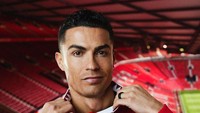 Cristiano Ronaldo turut menjadi model jersey baru Manchester United. Padahal, Ronaldo dikabarkan mau cabut! (Instagram/manchesterunited)