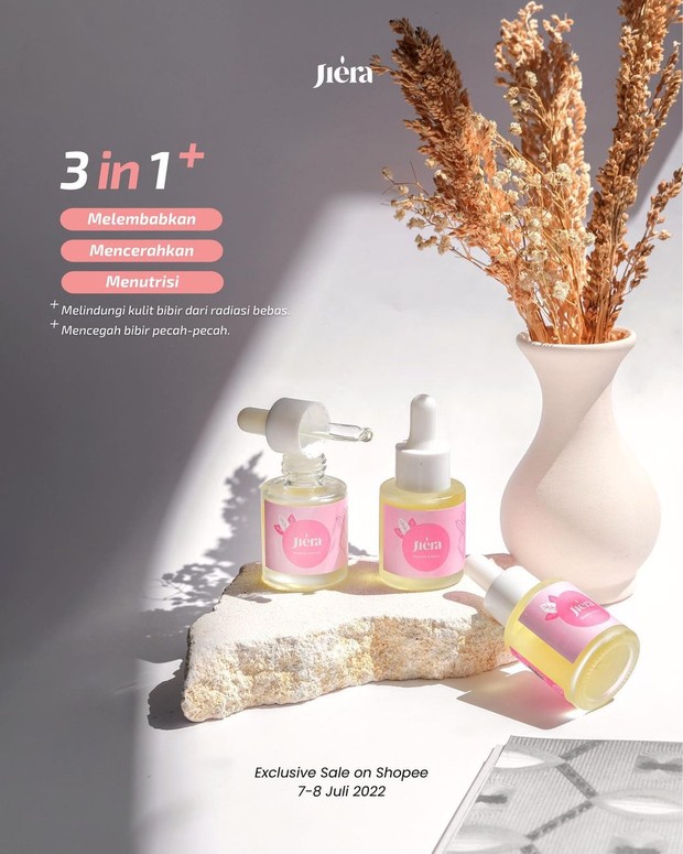 Salah satu produk lipcare yang bisa digunakan adalah Jiera Natural Lip Serum.