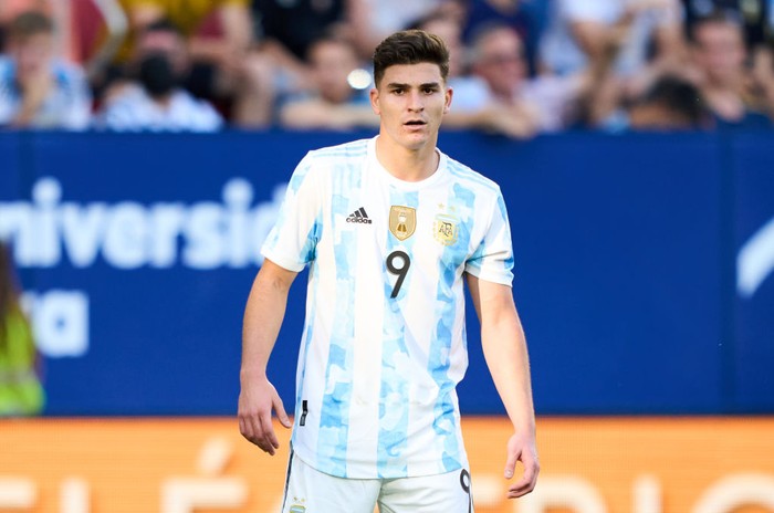 BUENOS AIRES, ARGENTINA - 2022/06/25: Julian Alvarez of River Plate before the match between River Plate and Lanus as part of Liga Profesional 2022 at Antonio Vespucio Liberti Stadium. Final Score: River Plate 2 - 1 Lanus. (Photo by Manuel Cortina/SOPA Images/LightRocket via Getty Images)