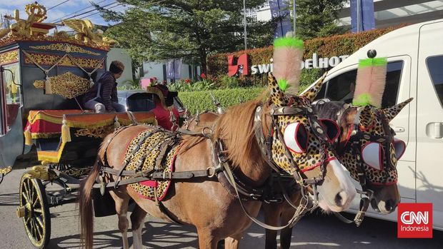 Berwisata di Solo, Jawa Tengah bisa dinikmatin berkeliling kota dengan kereta kencana.