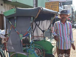 Sang Penarik Becak yang Percaya Rezeki Tak Nyasar