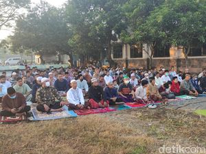 Korban Lumpur Sidoarjo Jadikan Salat Idul Adha Momen Silaturahmi