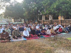 Korban Lumpur Sidoarjo Jadikan Salat Idul Adha Momen Silaturahmi