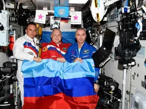 Detik-detik Baju Kosmonaut Rusia Kehilangan Daya di Luar Angkasa Detik-detik Baju Kosmonaut Rusia Kehilangan Daya di Luar Angkasa