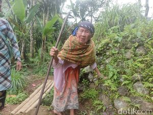 Berusia 103 Tahun, Mak Icih Warga Kampung Adat Miduana Tetap Bugar Berusia 103 Tahun, Mak Icih Warga Kampung Adat Miduana Tetap Bugar