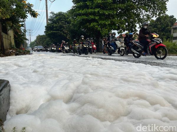 Nah Loh! Busa Tebal Sempat Selimuti Jalan di Bekasi