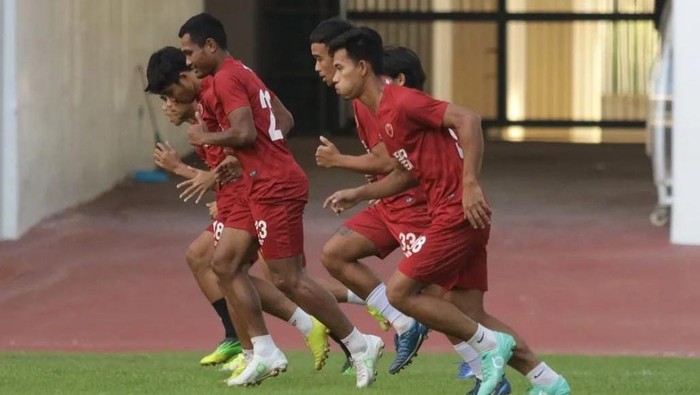 Pemain PSM Makassar beradu sprint saat berlatih di Stadion Batakan, Balikpapan.