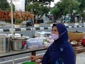 Idul Adha di Mataram, Lapak Penjual Ketupat-Opor Ayam Laris Manis
