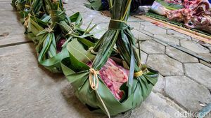 Daun Kelapa-Jati Jadi Pengganti Plastik Daging Kurban di Kulon Progo