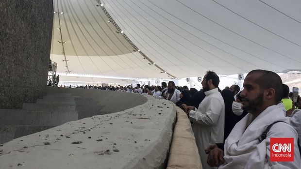 Jemaah haji 2022 hari ini, Sabtu 9 Juli 2022 atau bertepatan dengan 10 Zulhijah 1443 mulai melempar jumrah sebagai bagian dari prosesi haji. (CNN Indonesia/Suriyanto)