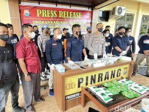 IRT di Pinrang Simpan 3 Kg Sabu dalam Ember Cat Ditangkap IRT di Pinrang Simpan 3 Kg Sabu dalam Ember Cat Ditangkap