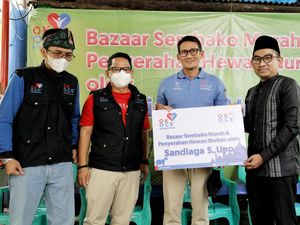 Sandiaga Gelar Bazar Sembako Murah & Salurkan Hewan Kurban di Kuningan