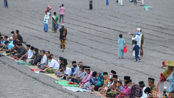 Potret Salat Idul Adha di Gumuk Pasir Parangtritis
