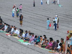 Potret Salat Idul Adha di Gumuk Pasir Parangtritis Potret Salat Idul Adha di Gumuk Pasir Parangtritis