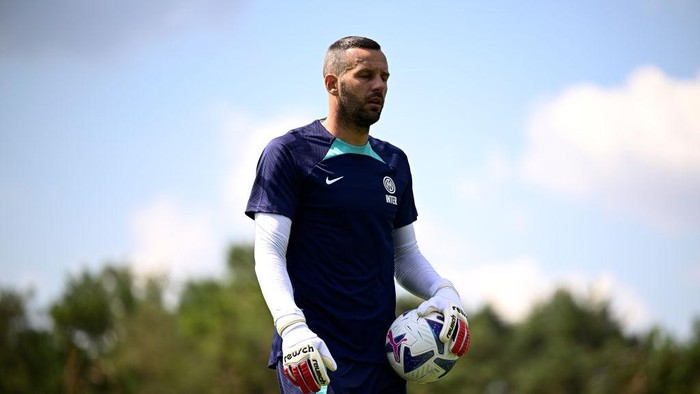 COMO, ITALY - JULY 06: Samir Handanovic of FC Internazionale looks on during the FC Internazionale training session at the clubs training ground Suning Training Center at Appiano Gentile on July 06, 2022 in Como, Italy. (Photo by Mattia Ozbot - Inter/Inter via Getty Images)