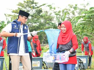 Sandiaga Panen Ratusan Kilogram Ikan Lele Bareng Warga Cakung