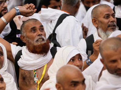 Momen Jemaah Haji Laksanakan Lempar Jumrah di Mina