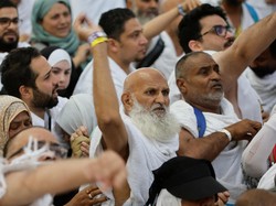 Momen Jutaan Jemaah Haji Lakukan Ritual Lempar Jumrah