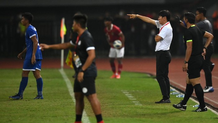 Pelatih Tim Nasional Indonesia U-19 Shin Tae Yong (kedua kanan) memberikan arahan kepada para pesepak bola Indonesia saat bertanding melawan Tim Nasional Filipina U-19 dalam laga penyisihan Grup A Piala AFF U-19 2022 di Stadion Patriot Candrabhaga, Bekasi, Jawa Barat, Jumat (8/7/2022). ANTARA FOTO/Aditya Pradana Putra/aww.