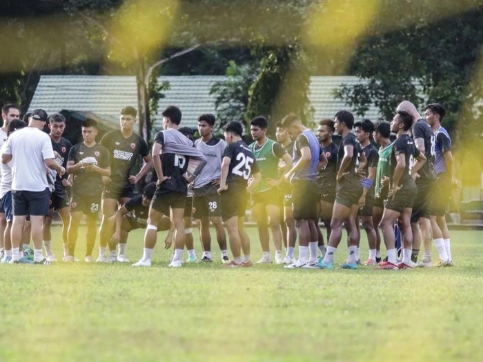 Para pemain PSM Makassar mendapat pengarahan dari pelatih Bernardo Tavares sebelum memulai latihan di Lapangan Yonzipur Maros.