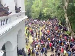 Ribuan Demonstran Serbu Rumah Presiden Sri Lanka dan Tuntut Mundur