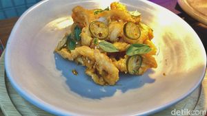 Santap Calamari Saus Telur Asin yang Gurih Creamy di Resto ala Tropikal