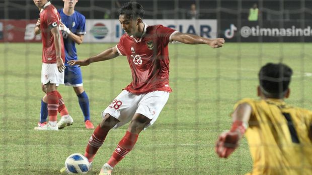 TIMNAS INDONESIA U-19 KALAHKAN FILIPINA Pesepak bola Tim Nasional Indonesia U-19 Rabbani Tasnim (tengah) melakukan tendangan penalti kedua ke gawang Tim Nasional Filipina U-19 dalam laga penyisihan Grup Piala AFF U-19 2022 di Stadion Patriot Chandrabhaga, Bekasi, Jawa Barat, Jumat (8/7/2022). Indonesia menang dengan skor 5-1. ANTARA FOTO/ Fakhri Hermansyah/aww.
