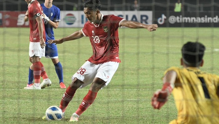 Pesepak bola Tim Nasional Indonesia U-19 Ronaldo Kwateh (kiri) menguasai bola dengan dikawal dua pesepak bola Tim Nasional Filipina U-19 dalam laga penyisihan Grup Piala AFF U-19 2022 di Stadion Patriot Chandrabhaga, Bekasi, Jawa Barat, Jumat (8/7/2022). Indonesia menang dengan skor 5-1. ANTARA FOTO/ Fakhri Hermansyah/aww.