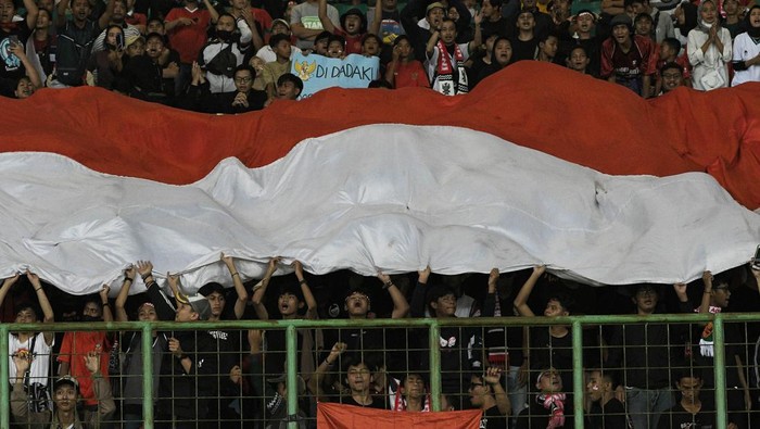 Pesepak bola Tim Nasional Indonesia U-19 Ronaldo Kwateh (kiri) menguasai bola dengan dikawal dua pesepak bola Tim Nasional Filipina U-19 dalam laga penyisihan Grup Piala AFF U-19 2022 di Stadion Patriot Chandrabhaga, Bekasi, Jawa Barat, Jumat (8/7/2022). Indonesia menang dengan skor 5-1. ANTARA FOTO/ Fakhri Hermansyah/aww.