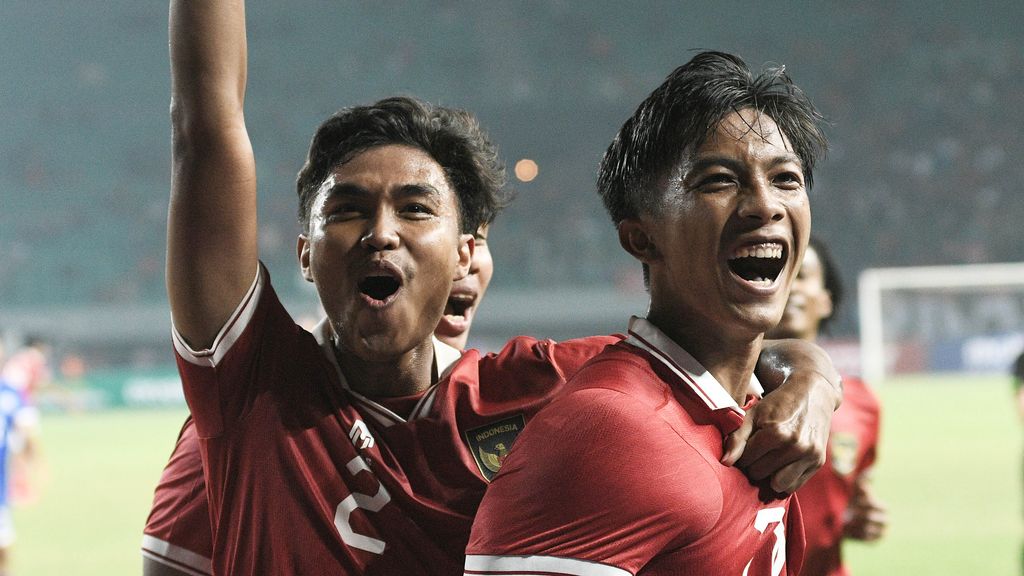 Pesepak bola Tim Nasional Indonesia U-19 Ronaldo Kwateh (kiri) menguasai bola dengan dikawal dua pesepak bola Tim Nasional Filipina U-19 dalam laga penyisihan Grup Piala AFF U-19 2022 di Stadion Patriot Chandrabhaga, Bekasi, Jawa Barat, Jumat (8/7/2022). Indonesia menang dengan skor 5-1. ANTARA FOTO/ Fakhri Hermansyah/aww.