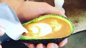 Unik! Kulit Alpukat hingga Kantong Infus Dijadikan Wadah Minuman