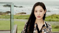Adu Cantik 10 Artis Korea Pakai Koleksi Terbaru Burberry di Busan