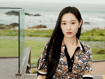 Adu Cantik 10 Artis Korea Pakai Koleksi Terbaru Burberry di Busan