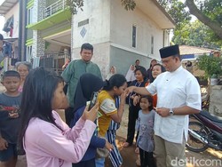 Anies Bagikan Uang ke Anak-anak Usai Sembelih Sapi Kurban