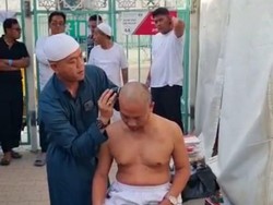 Bupati Bandung Mendadak Jadi Tukang Cukur Tahallul Gratis di Mekah