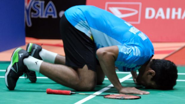 KUALA LUMPUR, MALAYSIA - JULY 10: Chico Aura DWI Wardoyo of Indonesia celebrates after defeating Ng Ka Long of Hong Kong in the men's single final on day six of the Perodua Malaysia Masters at Axiata Arena on July 10, 2022 in Kuala Lumpur, Malaysia. (Photo by How Foo Yeen/Getty Images)