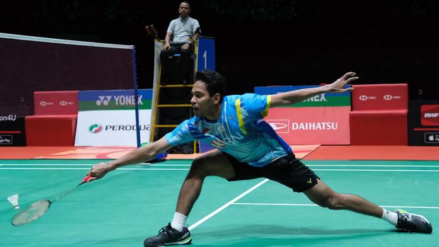 KUALA LUMPUR, MALAYSIA - JULY 10:  Chico Aura DWI Wardoyo of Indonesia in action against Ng Ka Long of Hong Kong in the men's single final on day six of the Perodua Malaysia Masters at Axiata Arena on July 10, 2022 in Kuala Lumpur, Malaysia. (Photo by How Foo Yeen/Getty Images)