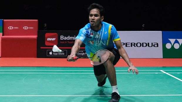 KUALA LUMPUR, MALAYSIA - JULY 10:  Chico Aura DWI Wardoyo of Indonesia in action against Ng Ka Long of Hong Kong in the men's single final on day six of the Perodua Malaysia Masters at Axiata Arena on July 10, 2022 in Kuala Lumpur, Malaysia. (Photo by How Foo Yeen/Getty Images)