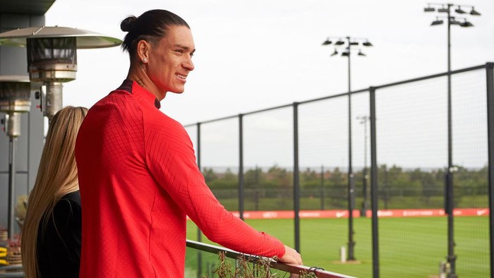 KIRKBY, ENGLAND - JUNE 14: (THE SUN OUT, THE SUN ON SUNDAY OUT) Darwin Nunez signs for Liverpool FC at AXA Training Centre on June 14, 2022 in Kirkby, England. (Photo by Nick Taylor/Liverpool FC/Liverpool FC via Getty Images)