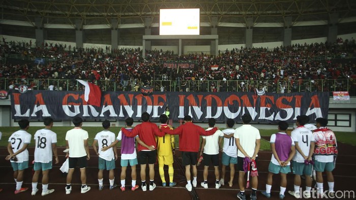 Timnas Indonesia U-19 gagal lolos ke semifinal Piala AFF U-19 2022. Meski berhasil kalahkan Myanmar 5-1, Garuda Muda berada di urutan ketiga klasemen Grup A.