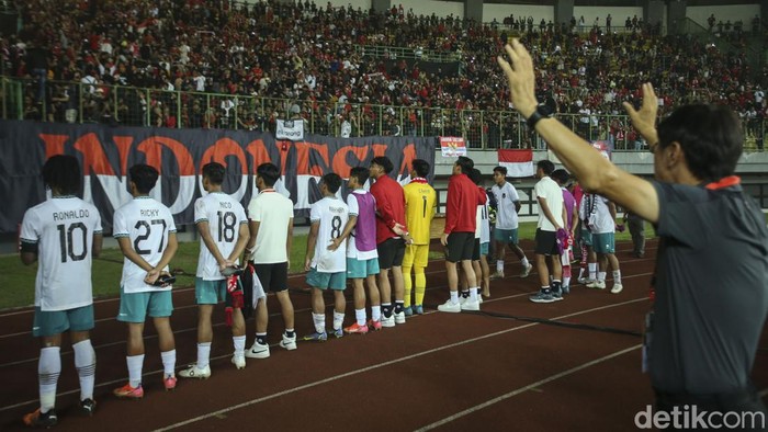 Timnas Indonesia U-19 gagal lolos ke semifinal Piala AFF U-19 2022. Meski berhasil kalahkan Myanmar 5-1, Garuda Muda berada di urutan ketiga klasemen Grup A.