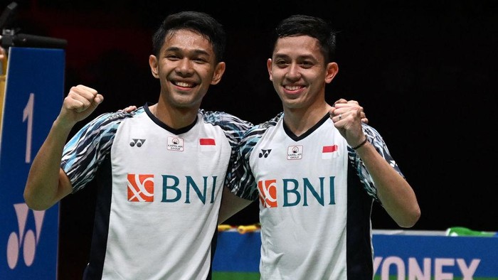 Indonesias Fajar Alfian (L) and Muhammad Rian Ardianto (R) celebrate after beating compatriots Mohammad Ahsan and Hendra Setiawan during their mens doubles final match at the Malaysia Masters badminton tournament in Kuala Lumpur on July 10, 2022. (Photo by Mohd RASFAN / AFP) (Photo by MOHD RASFAN/AFP via Getty Images)