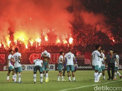 Piala AFF U-19: Indonesia Tersingkir, Suporter Nyalakan Flare Lagi