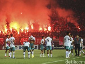 Piala AFF U-19: Indonesia Tersingkir, Suporter Nyalakan Flare Lagi Piala AFF U-19: Indonesia Tersingkir, Suporter Nyalakan Flare Lagi